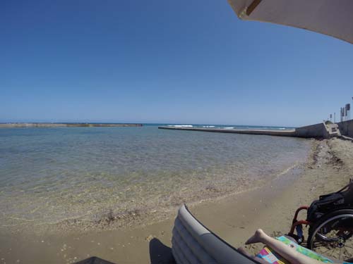 Písečná pláž řecké Kréty v Analipsi