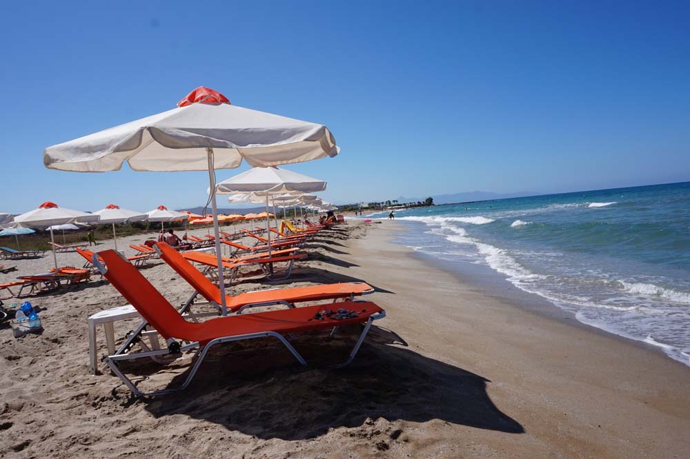 Písečná pláž řecké Kréty v Analipsi